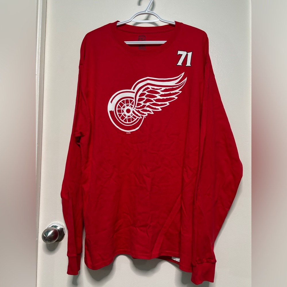 BNWT NHL DETROIT RED WINGS DYLAN LARKIN #71 LONG SLEEVE SHIRT